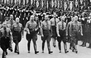 Heinrich-Himmler-deuxieme-a-droite-et-d-autres-membres-du-parti-nazi-a-Munich-en-Allemagne-en-1938_pics_390